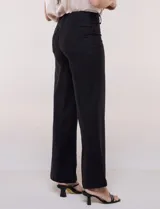 Jean wide leg de tiro alto marca Dictionary, color negro, con pretina con pasadores, botón, cierre y bolsillos delanteros y traseros.