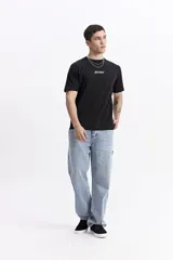 Remera blanca de manga corta con escote redondo y fit regular. Presenta un lettering estampado en el pecho con las palabras "DESTINY Future Movement MISTRAL".