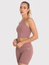 Top deportivo de un solo hombro con diseño asimétrico y tirante fino, confeccionado en tejido técnico elástico con sujetador integrado y almohadillas removibles.