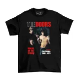 Remera negra de manga corta con estampa frontal de la banda The Doors, incluyendo fotografías de los integrantes y texto alusivo a la banda.