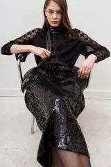 Falda midi de lentejuelas en color verde oscuro, con diseño plisado y cintura elástica.