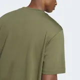 Remera de algodón color verde oliva con cuello redondo y mangas cortas. Presenta un estampado frontal grande con el logo de las 3 bandas de Adidas en color negro.