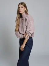 Sweater de tejido de punto con cuello alto tipo tortuga, de corte holgado y mangas largas con puños acanalados.