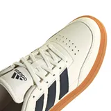 Championes urbanos Adidas Courtblock, color blanco con las icónicas tres tiras laterales en azul marino y suela de goma color caramelo. Presenta un diseño de corte bajo con detalles en rosa pálido en el talón.