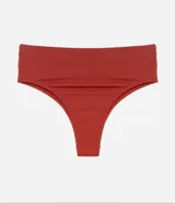 Conjunto de bikini rojo, compuesto por corpiño con aro y bombacha tipo hot pants de microfibra. El corpiño tiene breteles regulables con detalle de argollas doradas. La bombacha es de tiro alto y corte clásico.
