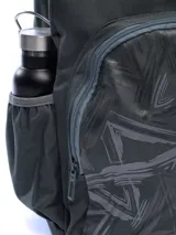 Mochila Umbro de color gris oscuro con diseño estampado en el bolsillo frontal. Cuenta con compartimento principal con cierre, bolsillo frontal con cierre, bolsillos laterales de red y logo de la marca aplicado en la parte superior.