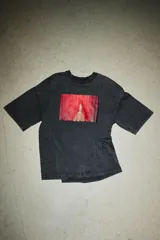 Camiseta de cuello redondo y manga corta con efecto lavado. Presenta una estampa frontal inspirada en la serie Twin Peaks con diseño de cortinas rojas y suelo geométrico.