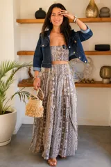 Conjunto compuesto por un top strapless y una pollera larga de corte amplio, con estampado estilo paisley y étnico en tonos celestes, beige y marrón.