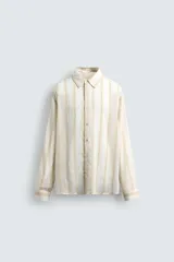 Camisa de corte relajado confeccionada en tejido fluido con mezcla de viscosa, presenta un diseño de rayas verticales en tonos neutros, cuello solapa, cierre frontal de botones y mangas largas con puños abotonados.