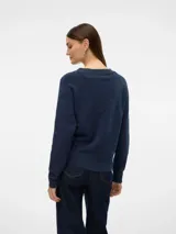 Sweater de punto con cuello redondo y mangas largas, de calce regular con puños acanalados.