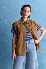 Jean wide leg de tiro alto con calce amplio y pierna ancha, de color celeste con lavado clásico. Presenta diseño de cinco bolsillos y cierre frontal con botón y cremallera.