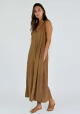 Vestido largo sin mangas, de corte holgado y diseño minimalista en color azul con efecto lavado.