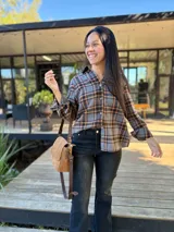 Botas cortas de cuero color marrón con suela track negra. Presentan dos correas ajustables con hebillas metálicas plateadas en el empeine y cierre lateral interno.