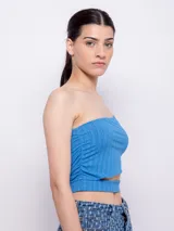 Top negro de punto con un solo tirante y corte en la cintura.