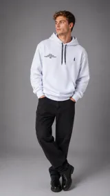 Hoodie blanco con capucha y cordones negros contrastantes. Presenta estampa tipográfica en el pecho y un pequeño bordado alusivo. Cuenta con bolsillo tipo canguro y puños y cintura elastizados de corte clásico.