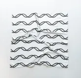 Pañuelo de seda blanco con estampado de líneas curvas en color verde lima, y texto sutil en la tela.