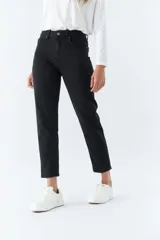 Pantalón de jean azul de corte recto, tiro medio y largo a la pantorrilla.