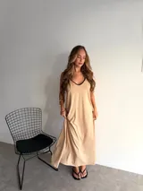 Vestido largo blanco con estampado de lunares negros, escote en V y tirantes finos.