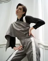 Top corto gris con tirantes anchos blancos, cuello cuadrado y lazo en la espalda.