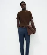 Pantalón de vestir masculino modelo básica, con cintura con trabillas, cierre tradicional con vista oculta y bolsillos laterales.