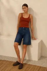 Top musculosa tejido de punto elasticado, color marrón, con escote redondo y diseño ajustado.