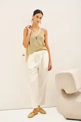 Pantalon de corte recto y holgado, confeccionado en una mezcla de lino y liocel. Presenta bolsillos laterales y una cintura con elástico interno para mayor comodidad.