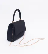 Sobre de mano color negro con textura aterciopelada, cuenta con una manija superior rígida y una cadena metálica dorada extraíble para usar al hombro.