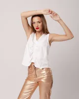 Pantalón negro estilo jeanero confeccionado en gabardina elastizada con terminación metalizada, pierna recta con largo por arriba del tobillo, cierre delantero y botón.