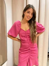 Vestido corto azul eléctrico con escote en V, mangas abullonadas 3/4, frunce central y volados en el ruedo.