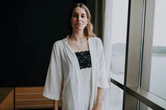 Camisón corto gris con puntilla blanca en escote y ruedo, de breteles finos.