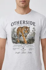 Remera gris melange de manga corta con estampa frontal que incluye un tigre y la leyenda "Otherside Expedition Co.".