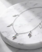Collar de plata 925 con cadena fina y cinco dijes colgantes en forma de rayo, decorados con circonias multicolor.