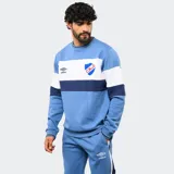Buzo de felpa Umbro del Club Nacional de Football, con diseño de bloques de color en azul, rojo y blanco. Presenta cuello redondo, puños y ruedo acanalados, con el logo de la marca y el escudo del club bordados en el pecho.