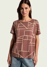 Blusa marrón de manga corta y cuello redondo con diseño geométrico de líneas claras.