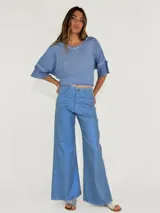 Pantalón de jean celeste de corte acampanado.