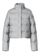 Campera puffer corta de manga larga con cuello alto, cierre frontal oculto y diseño acolchado.