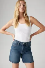 Short de jean de tiro alto, corte holgado y largo a la rodilla.