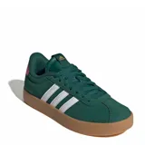 Championes Adidas VL Court 3.0 de estilo urbano, color verde con las icónicas tres tiras laterales en blanco y suela de goma color caramelo. Presenta un diseño de gamuza con detalle en el talón.