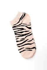 Pack de tres pares de medias cortas tipo ankle con estampado animal print tipo tigre en tonos beige, marrón y crudo con líneas negras.