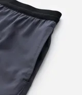 Bermuda masculina Get Over confeccionada en tejido tecnológico de poliéster y elastano, de color gris oscuro, con calce regular, cintura elástica con cordón ajustable y bolsillos laterales.