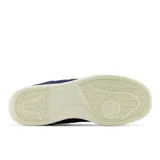 Championes urbanos New Balance modelo BB80SNV, color azul marino con detalles en blanco, confeccionados en gamuza, con logo "N" característico en los laterales y suela color crema.