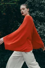 Jersey de punto con cuello barco y mangas anchas tipo murciélago, de diseño holgado y fluido.