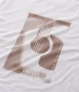 Remera blanca de algodón con estampado frontal de una guitarra en tonos marrones y la frase "where the silence begins" en el lateral. Tiene cuello redondo y manga corta.