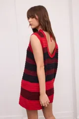 Vestido corto tejido a rayas horizontales rojas y negras, con cuello redondo y sisas amplias.
