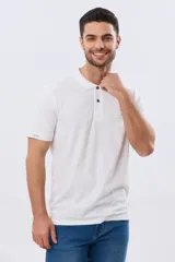 Remera polo de manga corta lisa en color blanco, con cuello clásico y cierre frontal de dos botones.