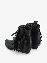 Botineta de cuero estilo western con flecos laterales, taco cuadrado y punta fina.