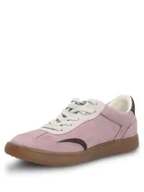 Championes Dalila II de color rosado con detalles en marrón oscuro y suela de goma marrón, con cordones y puntera redonda.
