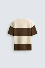 Camiseta relaxed fit color marrón, confeccionada en tejido con estructura, cuello redondo y manga corta.