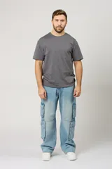 Jean baggy cargo de color celeste claro, de corte amplio y relajado, con múltiples bolsillos utilitarios en los laterales de las piernas.