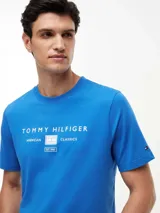 Remera de manga corta y cuello redondo de Tommy Hilfiger, confeccionada en puro algodón de color azul. Presenta un estampado con el logo de la marca y la inscripción "American Classics" en el pecho.